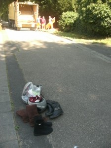 Müll0714 093.jpg (189.32 KiB) 7172 mal betrachtet Ob die Sperrmüllabfuhr doch diesen "Sperrmüll" der eigentlich keiner ist mit abfährt? Ich war unsicher. Aber in die an der Garage lehnende 60-Liter-Restmülltonne passte dieser Haufen nicht!