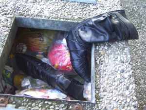 Müll0409 619.jpg (250.75 KiB) 11042 mal betrachtet Bei der nächsten eingeworfenen Mülltüte, wäre vermutlich der eine Stiefel vom Rand herunter in den Müll gerutscht und somit für mich unsichtbar gewesen. Glück gehabt!