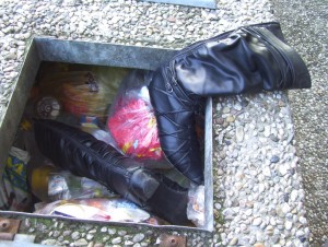 Bei der nächsten eingeworfenen Mülltüte, wäre vermutlich der eine Stiefel vom Rand herunter in den Müll gerutscht und somit für mich unsichtbar gewesen. Glück gehabt!