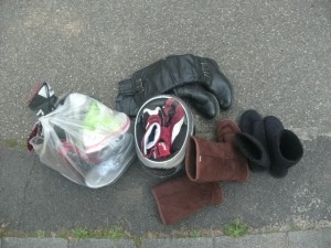 Müll0714 094.jpg (226.96 KiB) 7172 mal betrachtet In einer Mülltüte einige Sneakers und eine lederne Bauchbinde, wie sie Biker tragen. daran geknotet ein Paar Puma-Stiefel und andere Pumas in ihren ausrangierten Helm praktischerweise gestopft. Nette Stiefel und verlatschte Uggs dazugestellt.