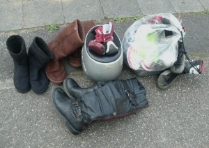 Müll0714 095.jpg (179.47 KiB) 7172 mal betrachtet Etwas abgehetzt kam sie mit ihren Stiefeln aus dem Haus. ich glaube fast, sie hat sie kurzentschlossen noch schnell aus dem Schuhregal geschnappt, damit sie auch noch "mitkönnen".