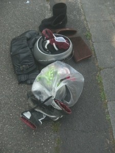 Müll0714 097.jpg (193.43 KiB) 7172 mal betrachtet Zumindest die Stiefel hätten irgendwie "deplatziert" in solch einem kleinen Mülltönnchen ausgesehen. Aber sie zur Sperrmüllabfuhr stellen ... ?