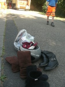 Müll0714 098.jpg (202.54 KiB) 7172 mal betrachtet Ein Orangener Engel betrachtete den "Riesensperrmüllhaufen" und schüttelte missmutig den Kopf. Ich meinte schon, er würde einfach ihren Dreck stehen lassen, als er wohl die kleine Restmülltonne erblickte. Ein genervtes Seufzen!