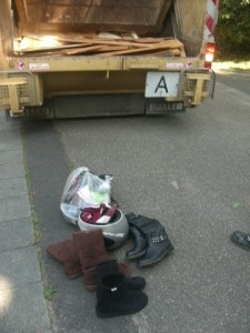 Müll0714 099.jpg (178.3 KiB) 7548 mal betrachtet Ein Pfiff und der Fahrer wusste, dass er noch bis zu diesem "Sperrmüllhaufen" zurückstoßen musste. Nicht unnötig den Abfall tragen!