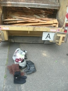 Müll0714 101.jpg (209.04 KiB) 7172 mal betrachtet Das Pressschild wurde hochgefahren, damit es losgehen konnte mit der "Sperrmüllabfuhr".