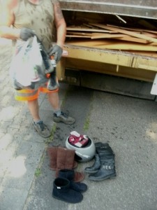 Müll0714 102.jpg (166.15 KiB) 7099 mal betrachtet Ob es die Frau angemacht hat, dass ein muskulöser Männerkörper sich gerade ihre Sachen schnappte?