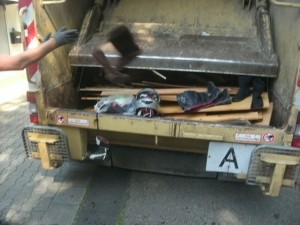 Müll0714 103.jpg (185.82 KiB) 7475 mal betrachtet Mit Schwung landete alles in der Müllschüttung.