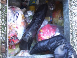 Müll0409 620.jpg (226.96 KiB) 11042 mal betrachtet Ein Schwall Müllgestank kam mir entgegen, aber noch lagen die ausrangierten Stiefel unversaut auf den Müllbeuteln.