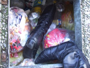 Ein Schwall Müllgestank kam mir entgegen, aber noch lagen die ausrangierten Stiefel unversaut auf den Müllbeuteln.