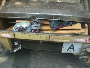 Müll0714 104.jpg (209 KiB) 7099 mal betrachtet Ohne viel Federlesens in die Müllschüttung geschleudert, ging auch schon die Presse los ... !