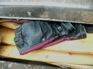 Müll0714 106.jpg (157.32 KiB) 7475 mal betrachtet Jetzt wurden die Stiefel zermalmt, in denen die Bikerin sicher sehr heiß ausgesehen hatte.