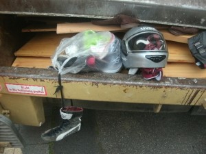 Müll0714 107.jpg (201.54 KiB) 7475 mal betrachtet Eben noch durch die Luft geflogen, wurde es für die Uggs verdammt "eng" - und bald auch für den Helm und die mit Sneaks gefüllte Mülltüte.