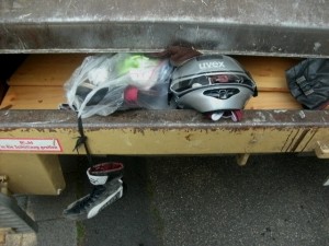 Müll0714 108.jpg (184.48 KiB) 7475 mal betrachtet Auch wenn der "Sperrmüll" noch so klein ist, gepresst wird er auf jeden Fall! Glücklicherweise steckten in dem Helm nur noch alte ausrangierte Sneaks und kein Kopf mehr drin!