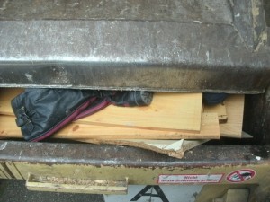 Müll0714 109.jpg (212.49 KiB) 7475 mal betrachtet Sogar die flachen Blockabsätze der Boots knackten unter dem Pressdruck!