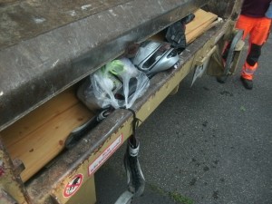 Müll0714 110.jpg (223.67 KiB) 7475 mal betrachtet Ich dachte noch, der runde Helm könnte aus dem Griff der Presse rausrutschen und auf die Straße fallen, aber wie (fast) immer holte sich der Pressmechanismus alles!