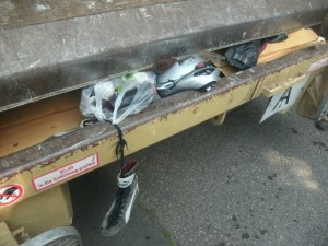 Müll0714 111.jpg (213.27 KiB) 7099 mal betrachtet Das Bersten, Splittern und Krachen hob wieder an und man sah, wie alles sich wie mühelos skurril verformte.