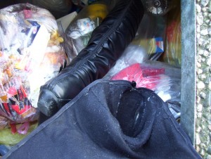 Müll0409 621.jpg (205.95 KiB) 11042 mal betrachtet Es wurde Zeit, sich den einen Stiefel mal genauer anzusehen.