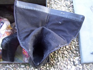 Müll0409 623.jpg (226.02 KiB) 10644 mal betrachtet Der weit offene Stiefelschaft war eine regelrechte "Einladung", Ekeldreck und Kehrricht reinzukippen, oder eben tief ins Innere zu blicken.