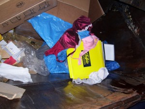 Müll0409 1342.jpg (211.43 KiB) 14631 mal betrachtet Was da so alles in die Müllschüttung zurück rutscht?!