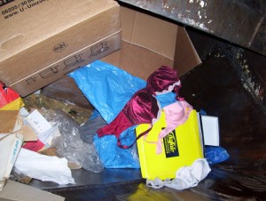 Müll0409 1343.jpg (214.82 KiB) 15944 mal betrachtet Schon senkte sich das Pressschild ... .