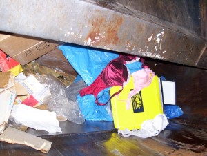 Müll0409 1344.jpg (216.56 KiB) 14991 mal betrachtet Der Buffalo-Karton schien noch voll zu sein?!