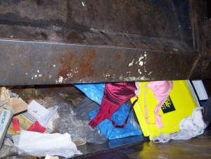 Müll0409 1345.jpg (219.37 KiB) 15944 mal betrachtet Zu spät: Auch der Inhalt des Schuhkartons würde mit den sexy BHs zermalmt werden.