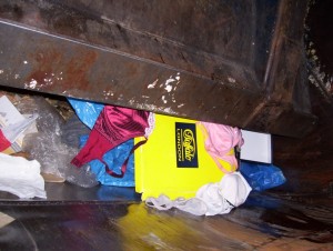 Müll0409 1346.jpg (215.74 KiB) 15944 mal betrachtet Ein geiler Kontrast: Schimmernde Spitzenwäsche, sexy Tangas und dazu der massive Stahl, um die süßen Sachen zu beseitigen.