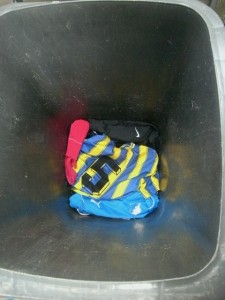 Müll0914 002.jpg (165.17 KiB) 5490 mal betrachtet Alles für unsere "gepflegte" Restmülltonne; so wie es sich gehört.