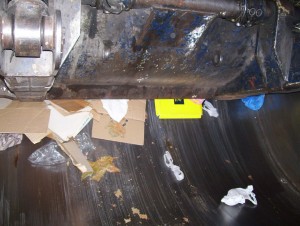 Müll0409 1350.jpg (201.22 KiB) 14626 mal betrachtet Ein ebenfalls fallengelassener Tanga klebte an der versifften stählernen Müllschüttung.