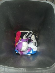 Müll0914 004.jpg (147.49 KiB) 5490 mal betrachtet Es kam noch ein wie ich meine sehr geiler "Schwung" an Fußballsachen in die Mülltonne.