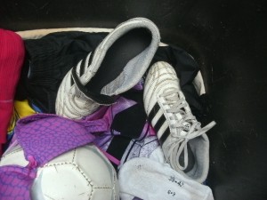 Die Fußballschuhe sind nicht wirklich kaputt, aber schon alt und sie habe eh noch genug andere - also ab in den Müll!