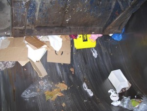 Müll0409 1351.jpg (110.9 KiB) 14626 mal betrachtet Nur noch der Deckel des Schuhkartons ragte heraus. War der mysteriöse Inhalt etwa schon tief im Bauch des Müllautos gelandet? Es sah fast so aus.