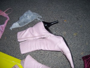 Müll0409 1355.jpg (210.46 KiB) 14626 mal betrachtet Die edlen Buffalo-Stiefeletten haben auf den zweiten Blick doch genug abbekommen, um nur noch Müllwert zu haben, denn die Presse hat den Metallspann verbogen. Schuhe sterben halt schnell in einem Pressmüllauto!