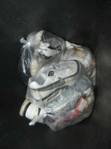 Für ausgelatschte miefende Schuhe immer noch die &quot;richtige&quot; Entsorgung: Ab damit in die Restmülltonne!