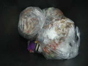 Müll0914 054.jpg (171.37 KiB) 7314 mal betrachtet Siffiger stinkender Müll kennt keine Gnade bei dem was drunter liegt ... !