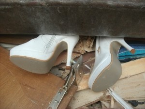 Das Schränkchen war nun platt, jetzt mussten die Nuttenstiefel leiden.