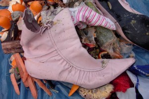 So süße rosa Stiefeletten im ekligen Hausmüll! Was für eine Demütigung!