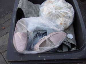 Müll0409 792.jpg (228.93 KiB) 9211 mal betrachtet Peinliche verlatschte Mokkasins - dazu noch in Schweinchenrosa - echt "Ekelmüll". Grins!