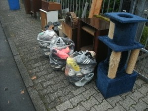 Der &quot;passende&quot; Tag zur &quot;Sneakerbeerdigung&quot;: Trübe, grau und leichter Nieselregen.