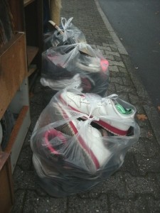 Müll1014 036.jpg (170.58 KiB) 6840 mal betrachtet Nur etwas größerer Bildausschnitt, und man könnte schon das nahende Sperrmüllauto sehen ... !