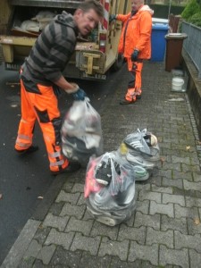 Müll1014 042.jpg (196.35 KiB) 6839 mal betrachtet Während der eine Orangene Engel schon mit der Hand am Pressknopf war, schnappte sich der andere Müllmann die anscheinend recht gewichtigen Mülltüten. Dabei erkannte er noch Modelle, welche er auch schon hatte bzw. hat.