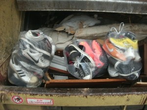 Der Anblick schien wohl auch die Mutter &quot;aufatmen&quot; zu lassen. Endlich die Stinkschuhe weg! Und die Jungs sind aufm Weg zur Schule und bekommen das Drama gar nicht mit!