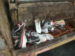 Den einen Nike Shox Rivalry nahm sich ein Müllmann und betrachtete den Schuh. Dann warf er ihn wieder  mit Schwung zurück, worauf der am Pressschild &quot;stand&quot;. Dabei meinte er: &quot;So welche hatte ich auch einmal.&quot; Ober seine Schuhe selbst &quot;abgefahren&quot; hat?