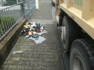 Na was für ein Glück kommen die eh schon malträtierten Sneaks nicht auch nur unter die Räder!