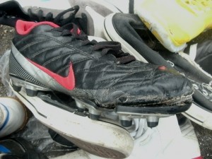 Diese Fußballschuhe hat's richtig böse erwischt! Auch dies Paar war noch in der Mülltüte &quot;nur&quot; ausgelatscht!
