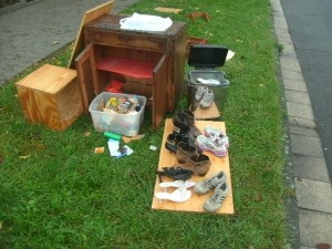 Müll1014 108.jpg (251.09 KiB) 6545 mal betrachtet An einem regnerischen Morgen war Sperrmüllabfuhrtermin.