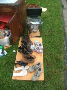 Es sah so aus, als ob die nun auf dem Brett stehenden trockenen Schuhe durch Sperrmüllsammler aus dem Schrank geholt und da gelassen worden waren.