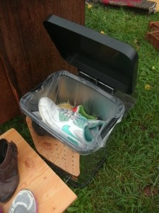 Müll1014 110.jpg (193.87 KiB) 6545 mal betrachtet Das Brett lag glücklicherweise auf dem Tretmechanismus des Mülleimers.