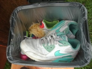 Müll1014 111.jpg (199.44 KiB) 6545 mal betrachtet Noch voll mit Hausmüll wurde der Treteimer zum Sperrmüll gestellt.