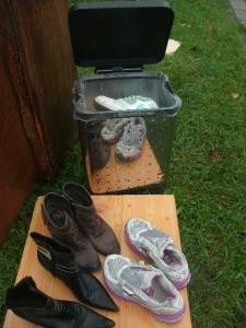 Sneaks im Mülleimer und Sneaks spiegeln sich am Mülleimer. Grins!